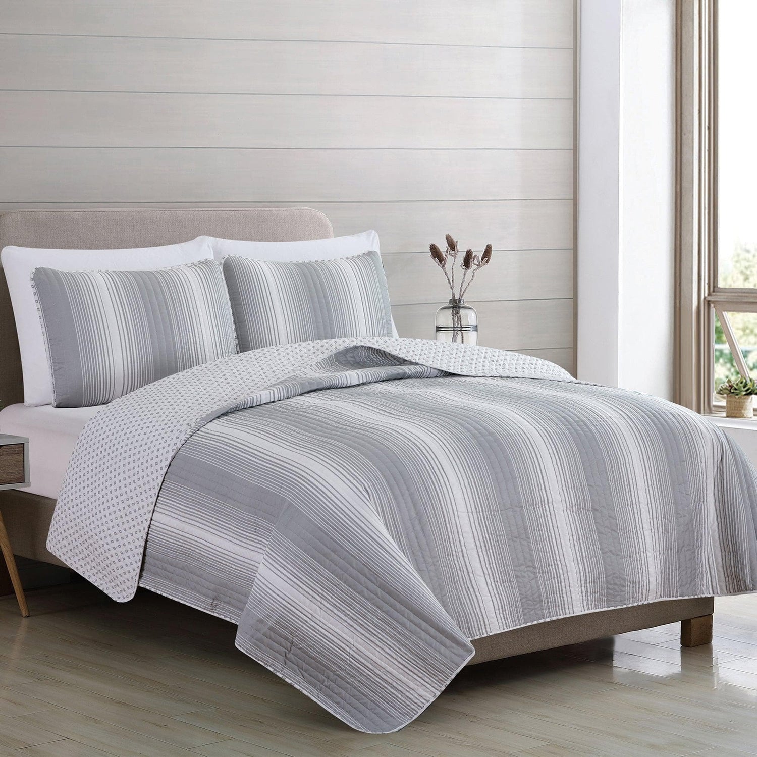 Everette Collection 3 Piece Ombre Striped Quilt Set