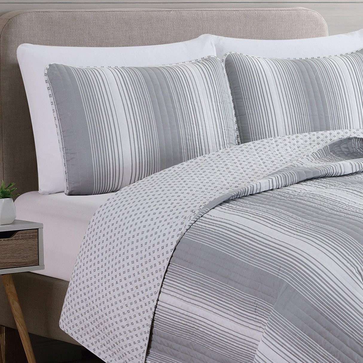 Everette Collection 3 Piece Ombre Striped Quilt Set
