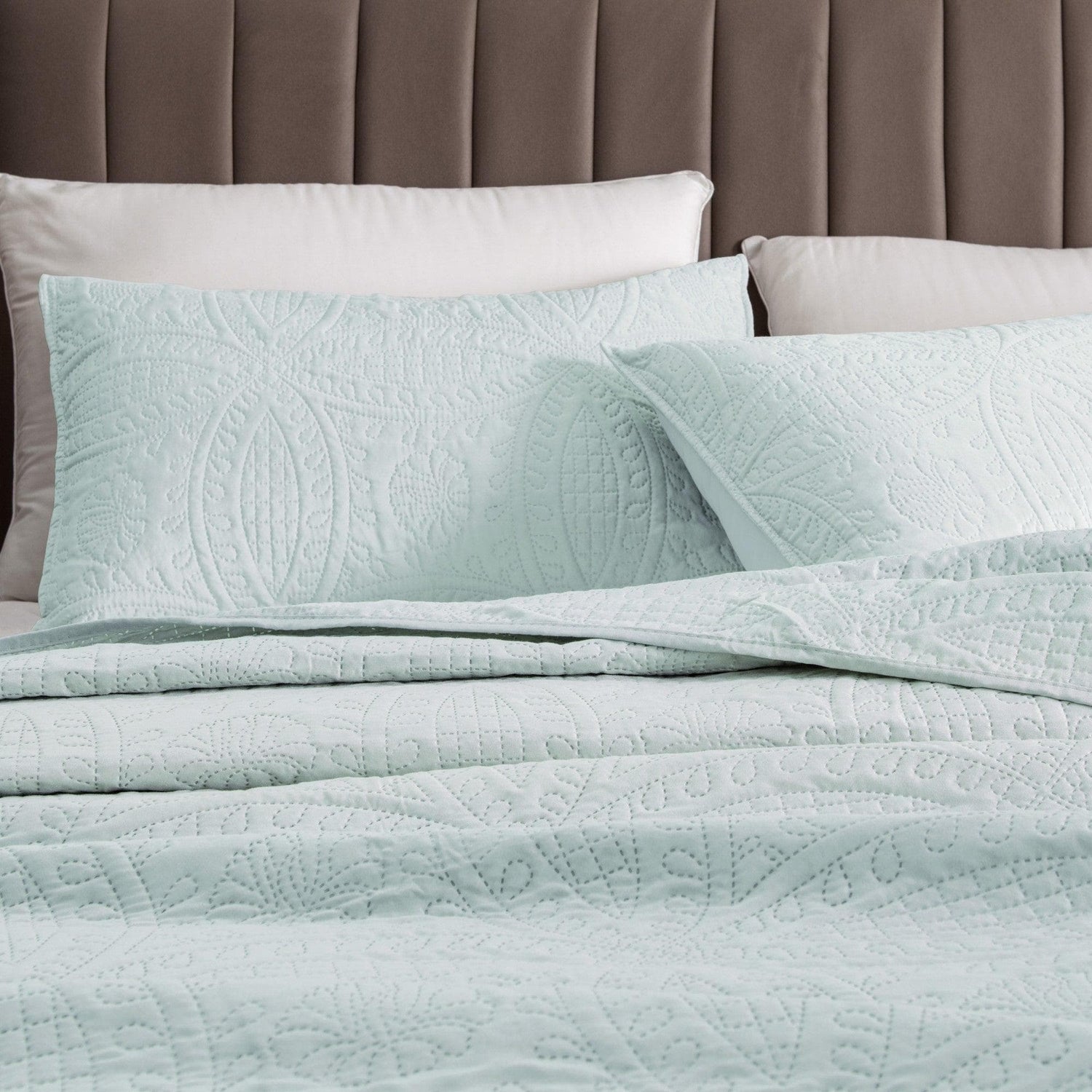 3-Piece Oversized Medallion Quilt Set - Clara Collection