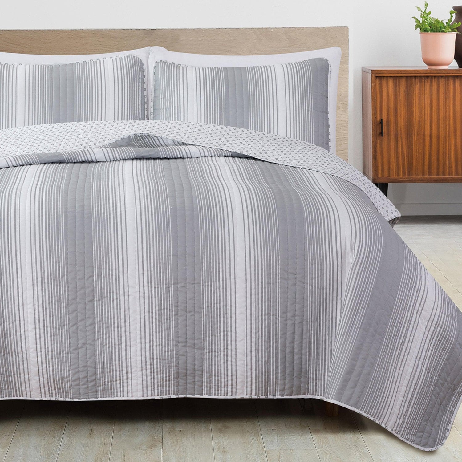 Everette Collection 3 Piece Ombre Striped Quilt Set